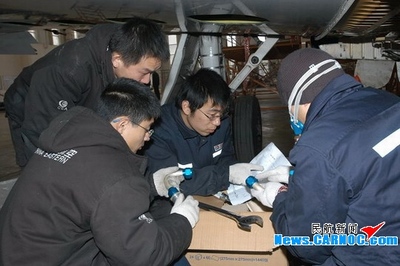 東航江蘇公司維修部精檢飛機 確保換季安全