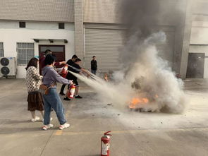 東航江蘇公司飛機維修部航材供應中心對職工進行消防安全培訓